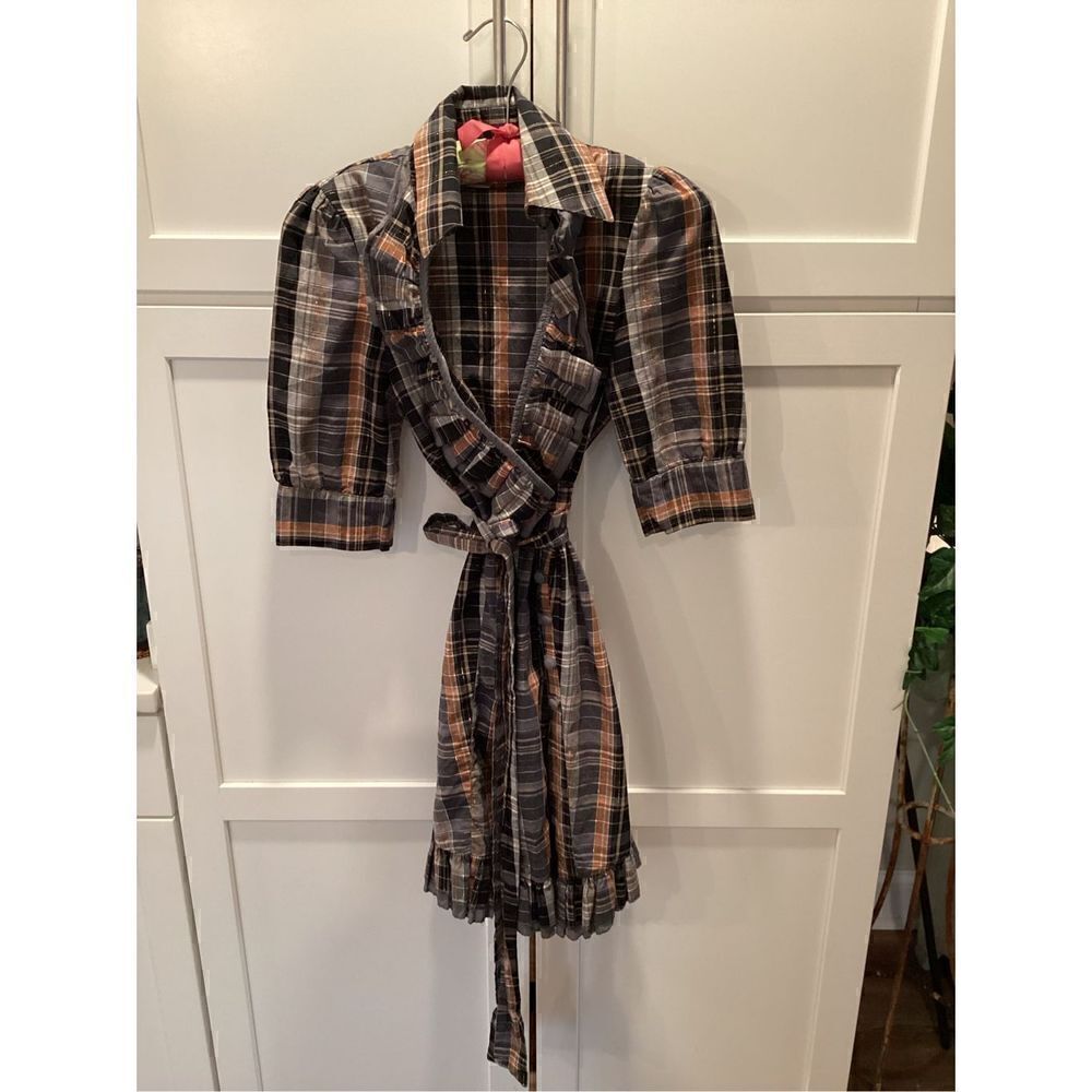 BKE Buckle Wrap Dress Sz S Ruffle Hem Midi Gray Black Plaid